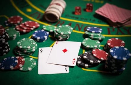 Pemain sedang menikmati sports betting melalui perangkat mobile dengan interface wika123