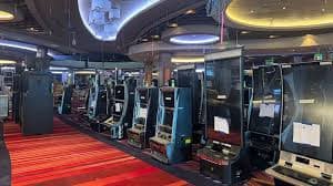 Ilustrasi pengguna bermain taruhan sports dan casino dengan patuh pada ketentuan dan aturan wika123